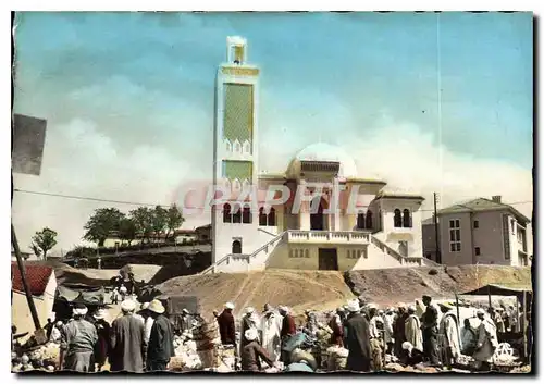 Cartes postales moderne Scenes Types d'Afrique du Nord Un Marche devant la Mosquee