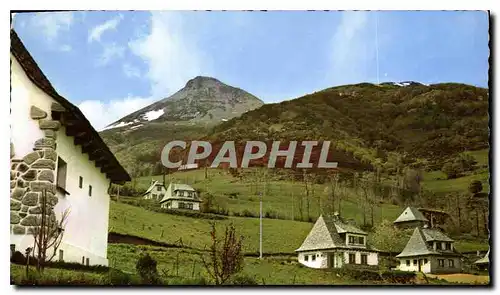 Cartes postales moderne Le Cantal touristique Les chalets et le Puy Griou