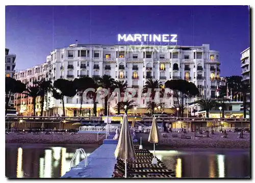 Cartes postales moderne Cannes Alpes Maritimes Sur la Croisette et en debut de soiree l'Hotel Martinez