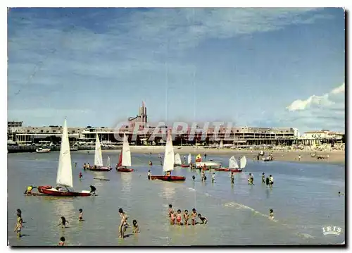 Cartes postales moderne Royan Cote de Beaute La Plage et le Front de Mer au fond de l'Eglise Notre Dame Catamarans