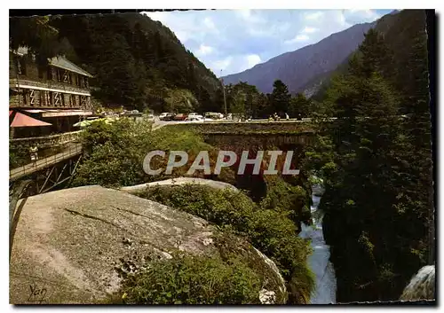 Cartes postales moderne Nos Belles pyrenees Cauterets le Pont d'Espagne et l'Hotel