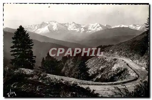 Cartes postales moderne Les Pyrenees la Route des Cols Pyreneens Sous les Cimes neigeuses la route du Col d'Aspin serpen