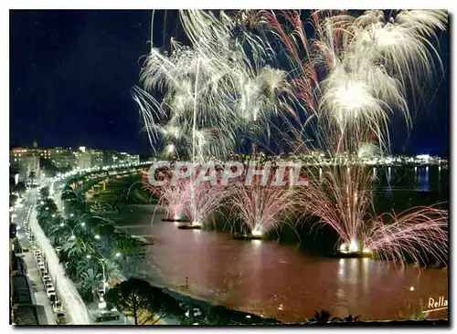 Cartes postales moderne La Cote d'Azur Cannes A M Festival de feux d'artifice sur la Croisette a droite le Palm Beach