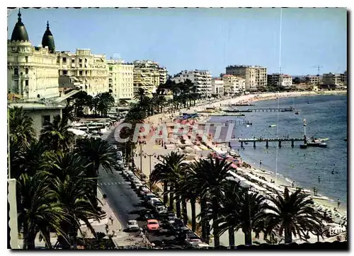 Cartes postales moderne La Cote d'Azur Cannes A M la plage et le boulevard de la Croisette Au premier plan le Carlton le