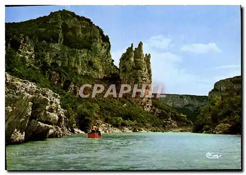 Cartes postales moderne L'Ardeche Touristique Gorges de l'Ardeche Descente de l'Ardeche en barque devant la Cathedrale