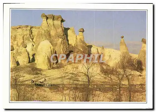 Moderne Karte Les cheminees de tees donnent au paysage de la region de Cappadoce perdue au centre de la Turqui