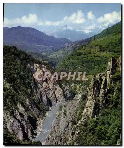 Cartes postales moderne Les Alpes en couleurs naturelles Les Gorges du Rac Au fond le Mont Aiguille