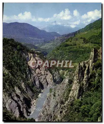 Moderne Karte Les Alpes en couleurs naturelles Les Gorges du Rac Au fond le Mont Aiguille