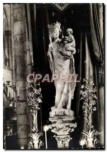 Cartes postales moderne Paris en Flanany Cathedrale Notre Dame Statue de Notre Dame de Paris