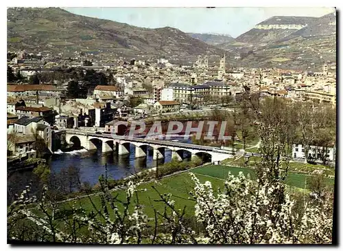 Cartes postales moderne Millau Aveyron Capitale des Causses Vue generale au premier plan le pont Lerouge sur le Tarn