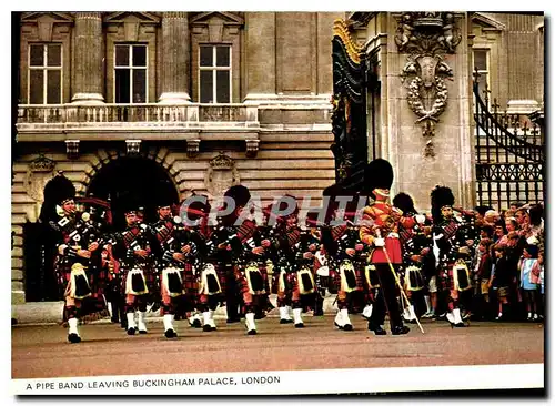 Cartes postales moderne A Pipe Band leaving Buckingham Palace london