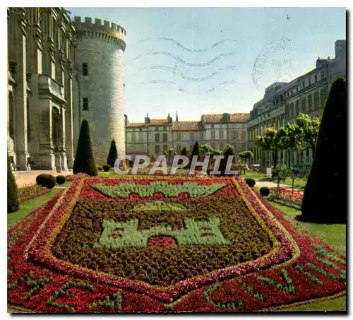 Cartes postales moderne Couleurs et Lumiere de France Angouleme Charente L'Hotel de Ville et le Massif fleuri aux Armes