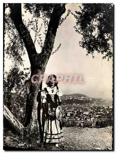 Cartes postales moderne Nice Jeune Fille en costume local vue prise de St Pierre de Ferie