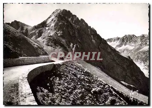 Cartes postales moderne Le Tourmalet Htes Pyr La Route a l'arrivee au Col