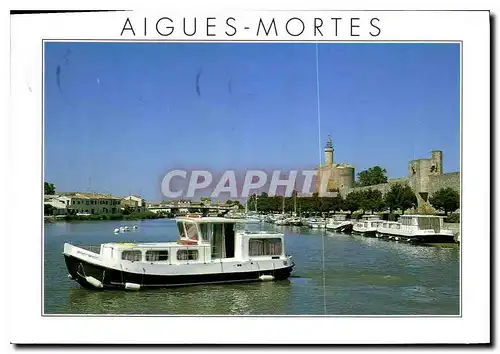 Cartes postales moderne Aigues Mortes Gard Le canal et les remparts oest