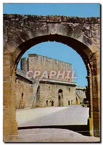 Cartes postales moderne Aigues Mortes et se remparts l'Entree de la ville