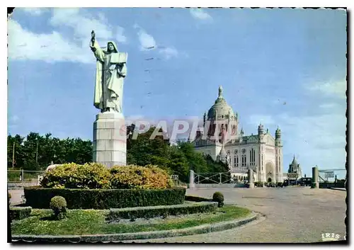 Cartes postales moderne Lisieux Calvados La Basilique et Statue de Ste Therese