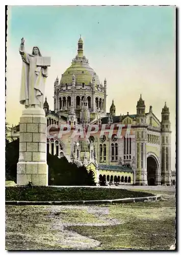 Cartes postales moderne La Basilique de Lisieux Statue de Ste Therese a l'entree du Parvis