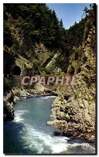 Cartes postales moderne Image de nos montagnes Le torrent serpente tourbillone a travers les rochers