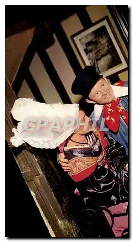 Moderne Karte La Normandie Couple en costume regional dans le cadre de la plus vieille auborge de France