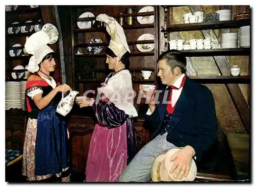 Moderne Karte La Normandie Couple en costume regional dans le cadre de la plus vieille auberge de France