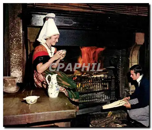 Moderne Karte La Normandie Couple en costume regional dans le cadre de la plus vieille auborge de France