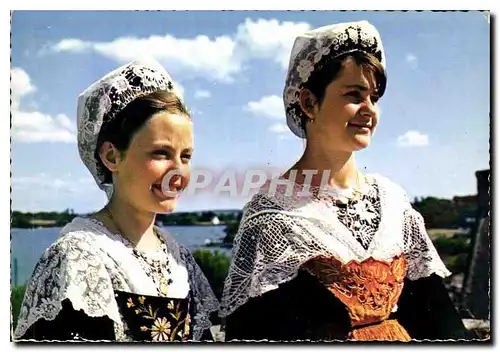 Cartes postales moderne La Bretagne en couleur le Golfe du Morbihan jeunes filles en costume de l'ile aux Moines