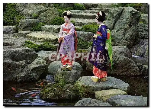 Cartes postales moderne Miako or dncing girls of the traditional Japan are seen feeding carps