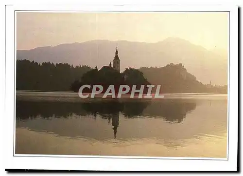 Cartes postales moderne Bled en the Slovene Alps gardien solitaire sur son flot boise le clocher medieval de l'eglise Sa