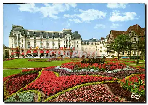 Cartes postales moderne Cabourg Calvados les jarins u casino et le Grand hotel a droite la residence Notmandy Home