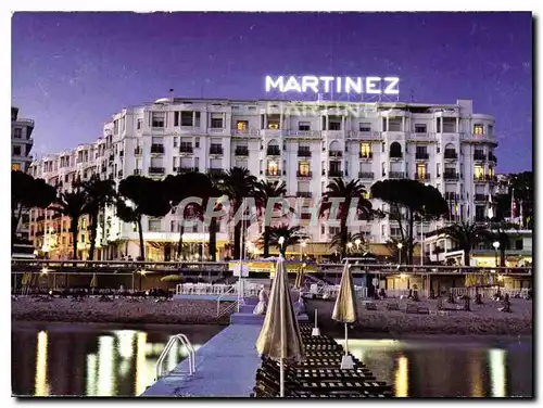 Cartes postales moderne Cannes Alpes Maritimes Sur la Croisette et en debut de soiree l'Hotel Martinez