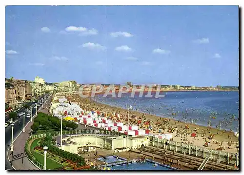 Cartes postales moderne La Vendee Les Sables d'Olonne la Plage au premier plan la Piscine et le Remblai