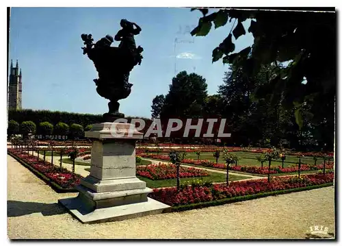 Cartes postales moderne Bourges Cher les jardins de l'Hotel de Ville