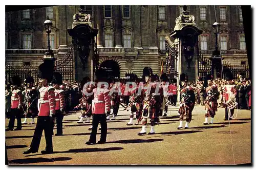 Cartes postales moderne Drummers and Pipers of the Guards leading the Old Guard from Buckingham Palace