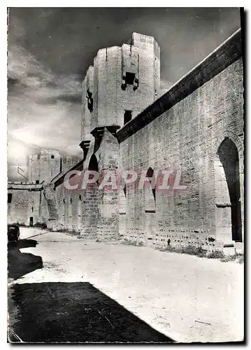 Cartes postales moderne Aigues Mortes Gard la Porte et les remparts du Quartier de la Poudriere