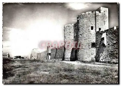 Cartes postales moderne Aigues Mortes Gard la Porte des Moulins et les Remparts Cote Sud