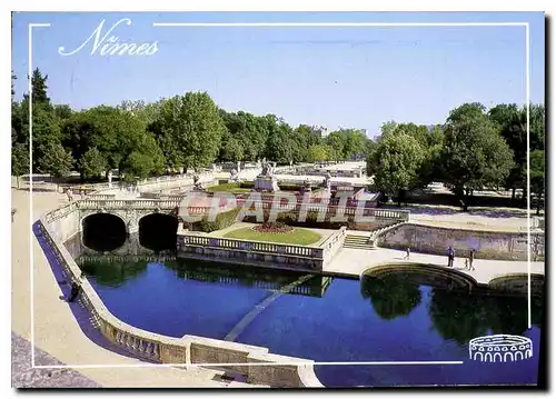 Cartes postales moderne Nimes le Jardin de la Fontaine et la Source au premier Plan