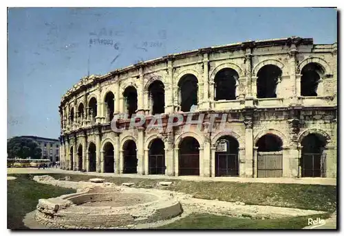 Cartes postales moderne Nimes Gard les Arenes romaines au Premier Plan soubassements d'anciens remparts nouvellement mis