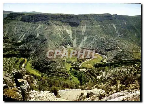 Cartes postales moderne Cirque de Navacelles Versant Gard la Coquille le village et la Cascade de la Vis