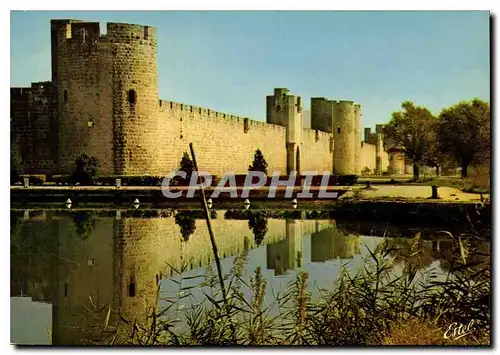 Cartes postales moderne En Camargue Aigues Mortes Gard les Remparts XIII siecle de gauche a droite Tour des Bourguignons