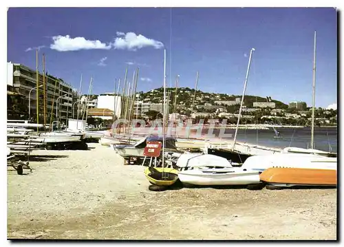 Cartes postales moderne Cannes Alpes Maritimes Plage du Moure Rouge en arriere Plan la Californie