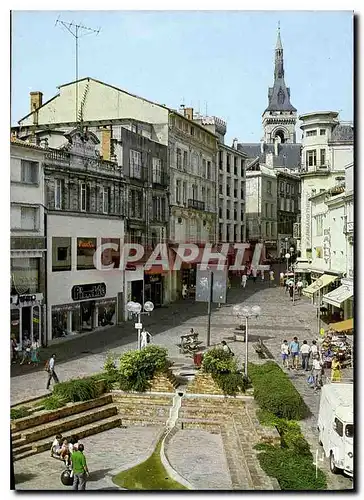 Cartes postales moderne Couleurs et lumiere de France Angouleme Charente rue pietonne au fond le Clocheton de l'Hotel de