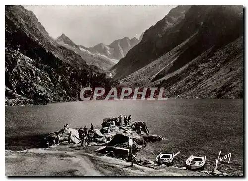 Cartes postales moderne Env de Cauterets Htes Pyrenees Le lac de gaune au fond pic de Vignemale