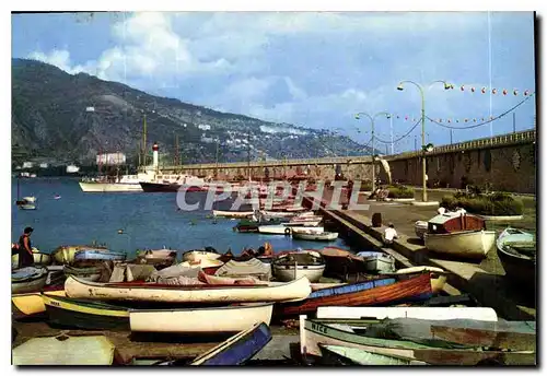 Cartes postales moderne Menton AM Le port Au fond la frontiere et l'Italie