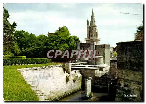 Cartes postales moderne La Rochelle Charente Marit La Porte des Deux Moulins Au fond la Tour de la Lanterne