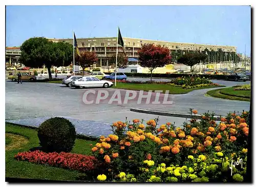 Cartes postales moderne La Cote de Beaute Royan Charente Maritime Les Jardins du Casino et a droite Le Parc a Voiliers