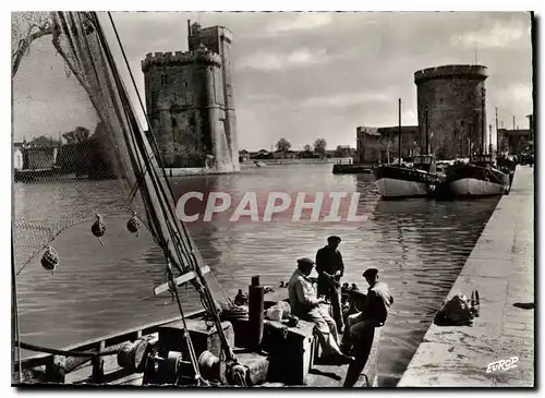Cartes postales moderne La Rochelle Au port les marins se recontent leurs souvenirs Peche Bateau Pecheurs
