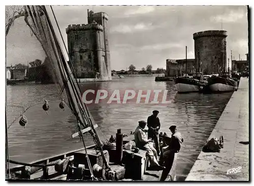 Moderne Karte La Rochelle Au port les marins se recontent leurs souvenirs Peche Bateau Pecheurs