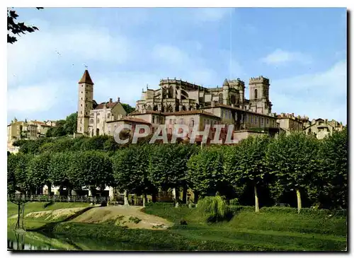 Cartes postales moderne Auch Gers la Basilique Ste Marie et la Tour d'Armagnac vue prise des bords du Gers