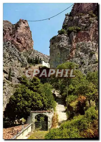 Cartes postales moderne Les Gorges Pittoresque du Verdon Moustiers Ste Marie la Montee du Calvaire et Chapelle de Beauvo